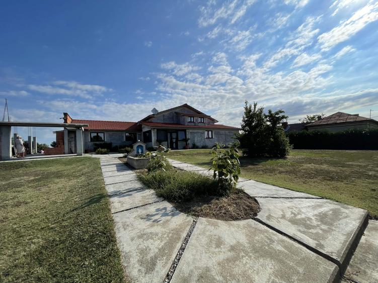 Casă individuală cu 10 camere cu Canalizare în Brâncoveni