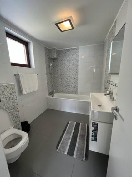 Casă cu 7 camere cu Teren 300 Mp în Est