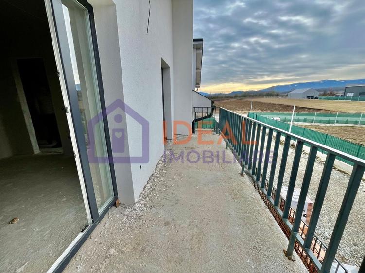 Duplex cu 4 camere cu Canalizare în Mohu