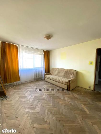 Apartament cu 3 camere semidecomandat în Craiovița Nouă
