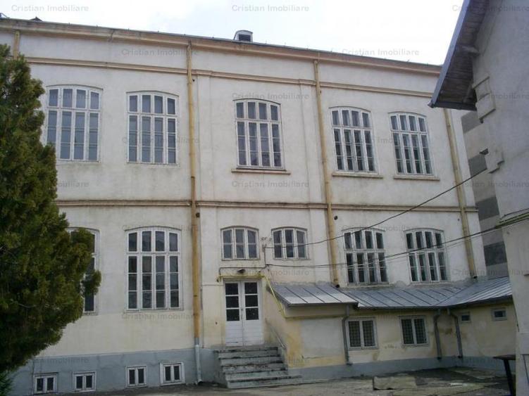 Casă cu 20 camere cu Canalizare în Central