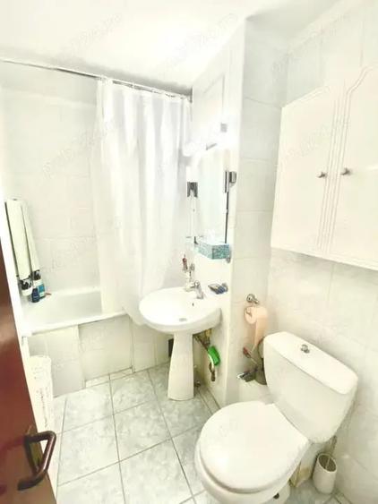 Apartament cu 3 camere decomandat în Girocului