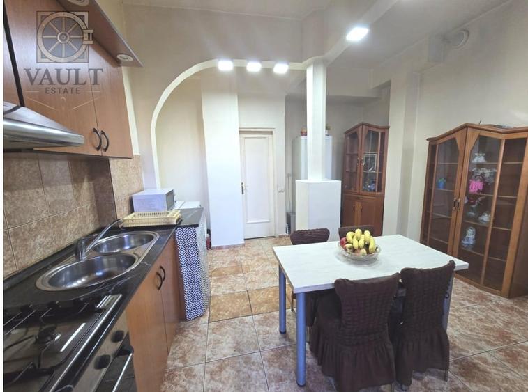 Apartament cu 4 camere semidecomandat, mobilat în P-ța Victoriei