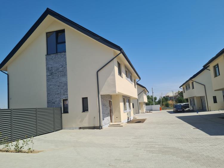Duplex cu 4 camere cu Teren 230 Mp în Odăi