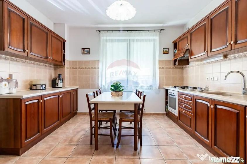 Casă cu 5 camere cu Teren 801 Mp în Tamași