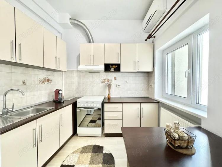 Apartament cu 4 camere semidecomandat, mobilat în Romană