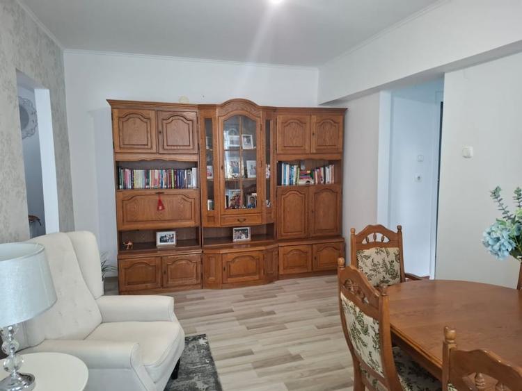 Apartament cu 3 camere semidecomandat, mobilat în Nădlac