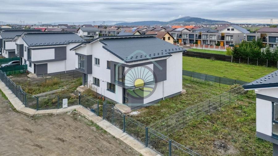 Duplex cu 4 camere cu Canalizare în Sânpetru