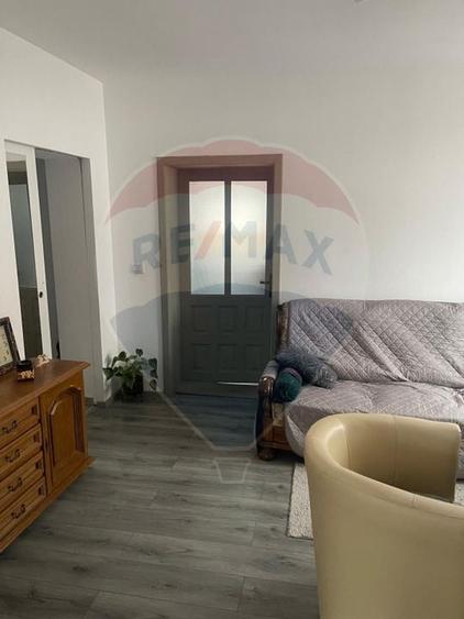 Casă individuală cu 5 camere cu Teren 343 Mp în Est