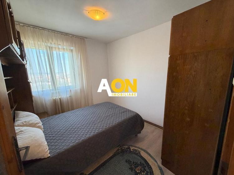 Apartament cu 3 camere semidecomandat, mobilat în Cetate