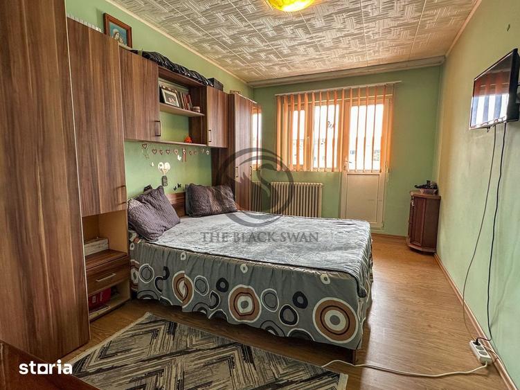 Apartament cu 3 camere semidecomandat, mobilat în Malu Roșu