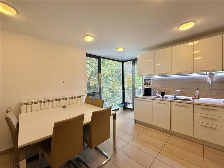 Apartament cu 3 camere decomandat, mobilat în Primăverii