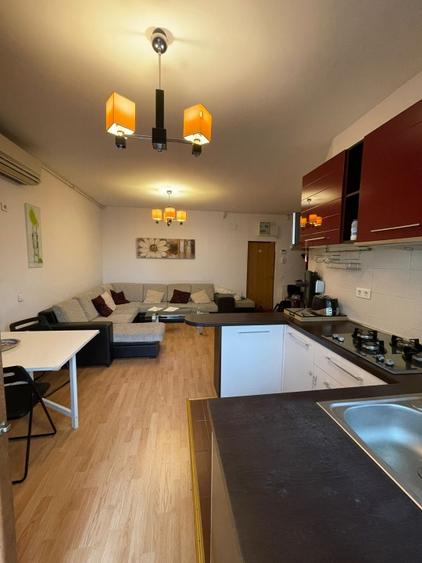 Apartament cu 3 camere semidecomandat, mobilat în Vitan
