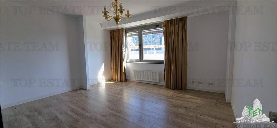 Apartament cu 4 camere decomandat, mobilat în Polonă