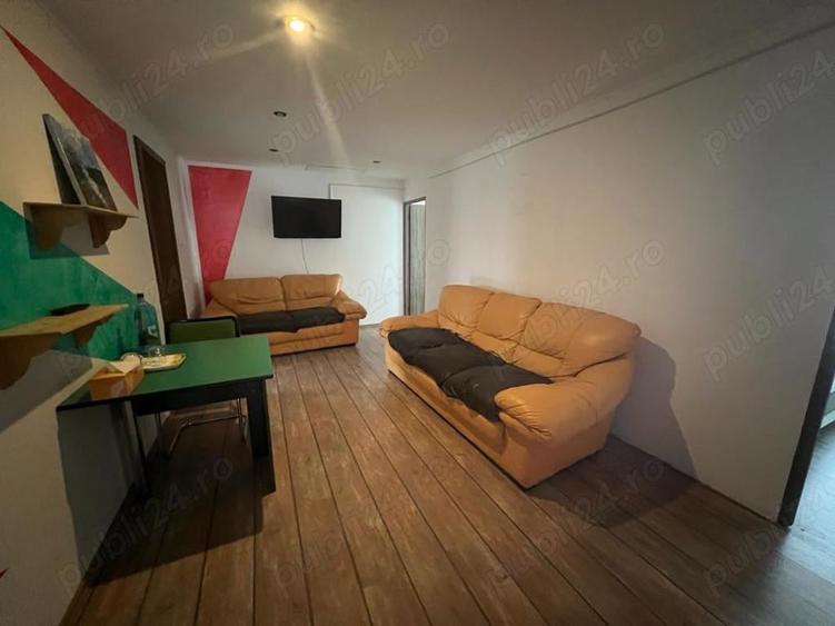 Casă cu 6 camere cu Teren 200 Mp în Intim