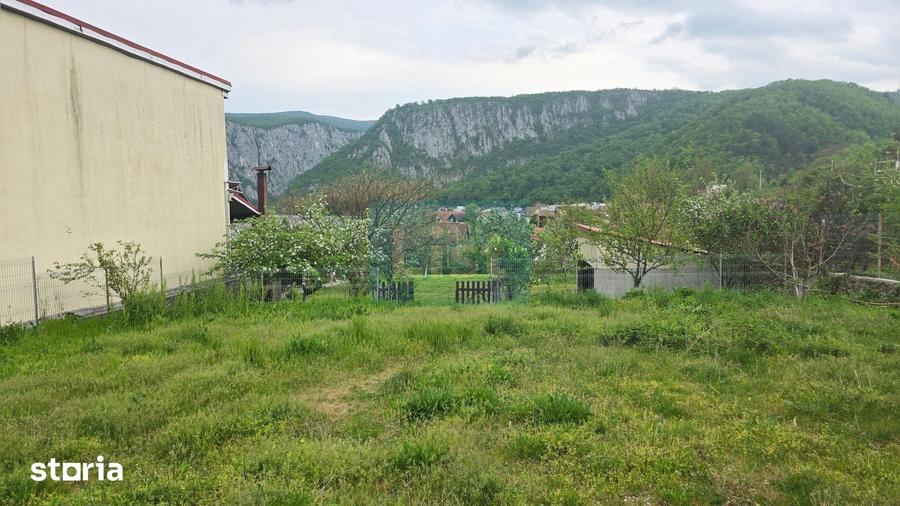 Casă cu 6 camere cu Teren 1361 Mp în Dubova
