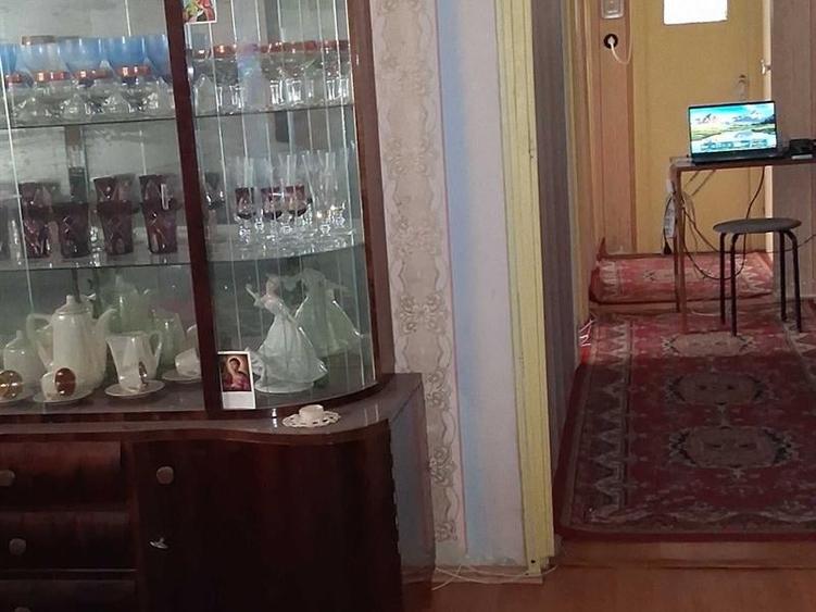 Apartament cu 3 camere semidecomandat, mobilat în Calea București
