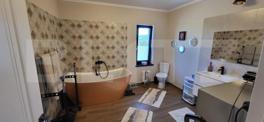 Casă individuală cu 5 camere cu Canalizare în Sadu