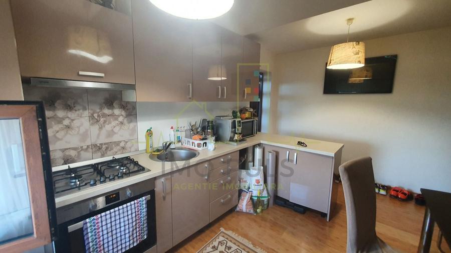 Apartament cu 4 camere semidecomandat, mobilat în Girocului