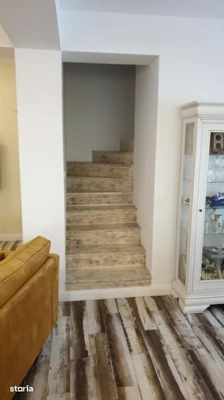 Casă cu 5 camere cu Teren 250 Mp în 1 Decembrie