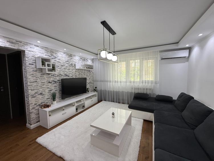 Apartament cu 4 camere semidecomandat în Nufărul