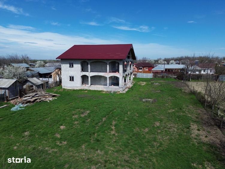 Casă cu 6 camere cu Teren 1025 Mp în Garoafa