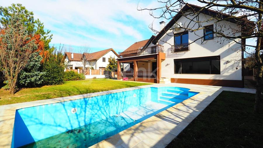 Casă individuală cu 7 camere cu Piscina în Iancu Nicolae