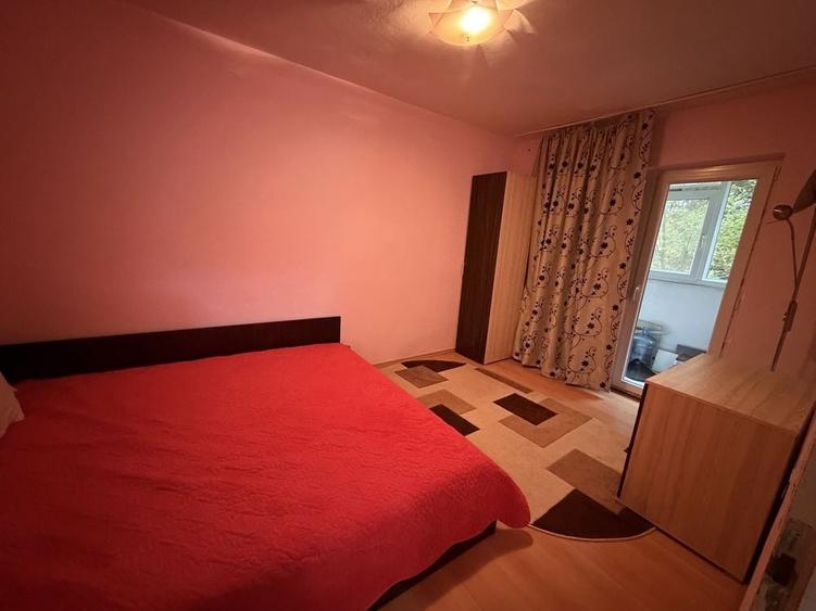 Apartament cu 4 camere decomandat în Micro 4