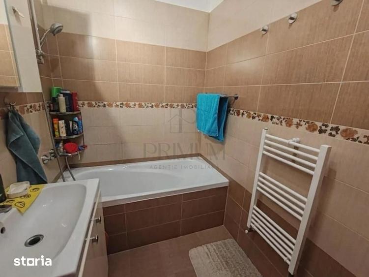 Apartament cu 3 camere în Plopi
