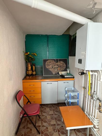 Apartament cu 3 camere decomandat, mobilat în P-ța Victoriei
