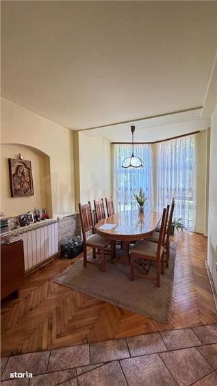 Casă cu 7 camere cu Teren 1800 Mp în Central