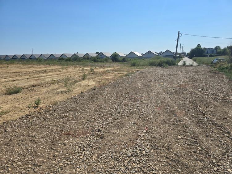 Teren Construcții intravilan de 400 mp, în Est
