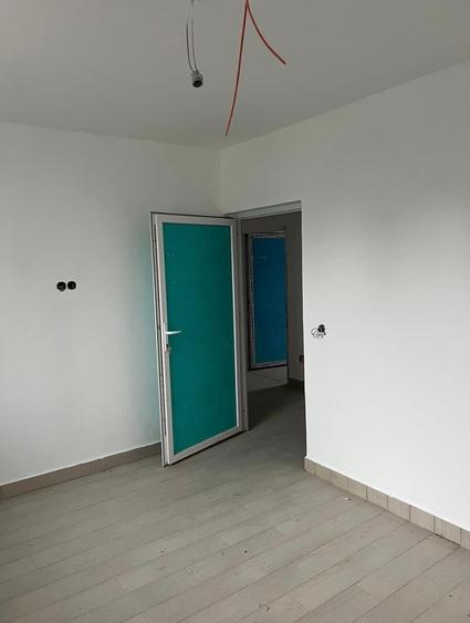 Apartament cu 7 camere decomandat în Lipovei