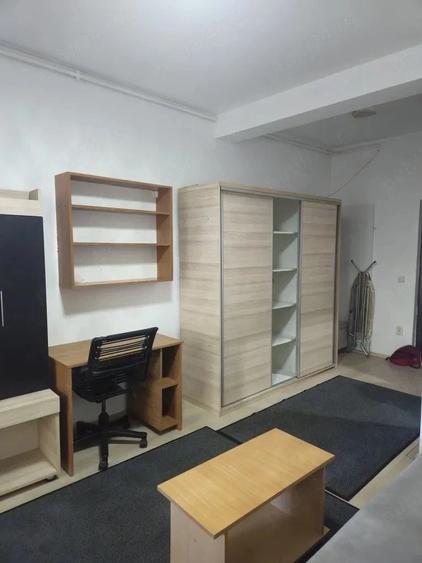 Garsonieră semidecomandată în Apărătorii Patriei
