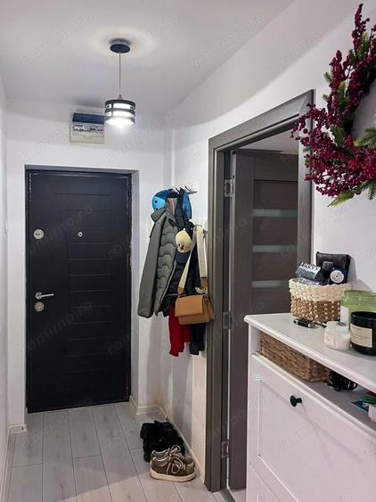 Apartament cu 3 camere semidecomandat în Gojdu