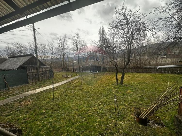 Casă cu 3 camere cu Teren 2885 Mp în Central