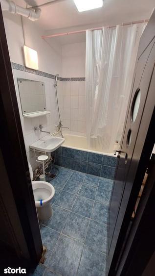 Apartament cu 3 camere semidecomandat în Calea București