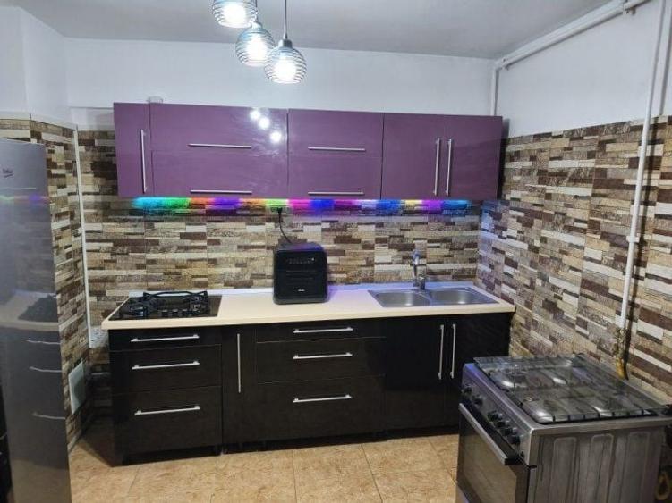 Apartament cu 3 camere decomandat, mobilat în Trocadero
