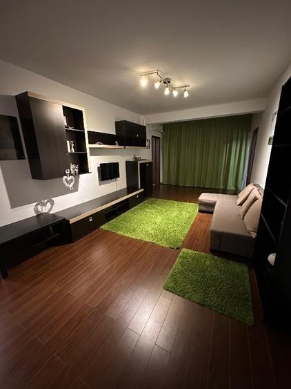 Apartament cu 3 camere semidecomandat, mobilat în Central