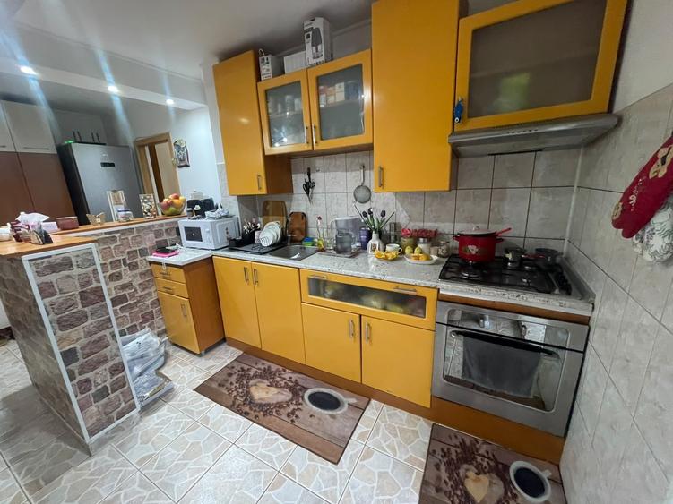 Apartament cu 3 camere decomandat în Canta