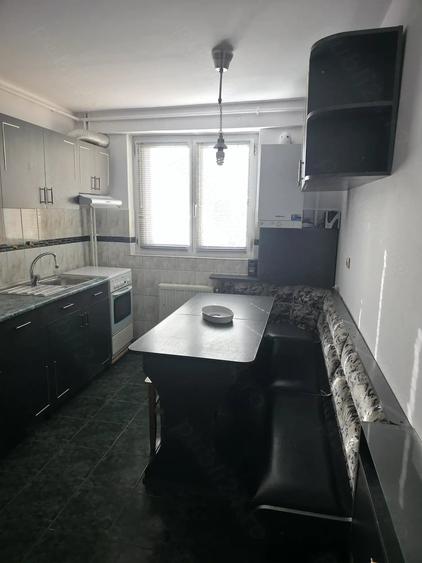 Apartament cu 3 camere semidecomandat în Centrul Civic