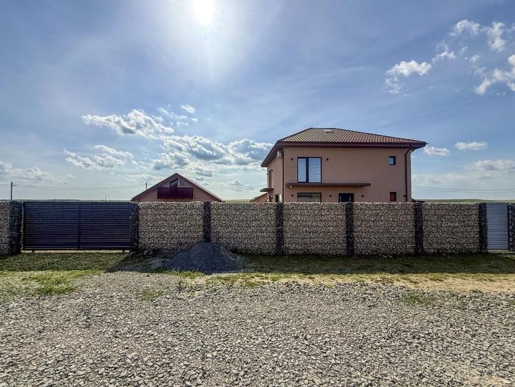 Casă individuală cu 5 camere cu Garaj în Corbu