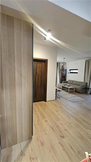 Apartament cu 2 camere semidecomandat, mobilat în Pajura