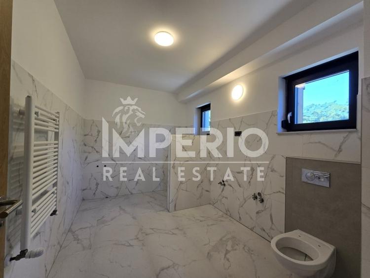 Casă individuală cu 12 camere cu Canalizare în Mărăști