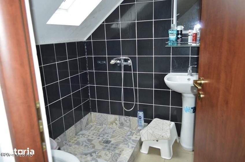 Casă cu 6 camere cu Canalizare în Central