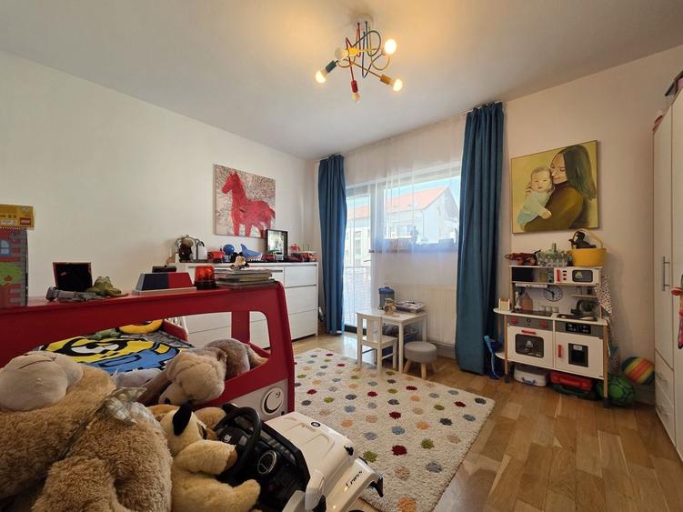 Apartament cu 3 camere semidecomandat, mobilat în Bună Ziua