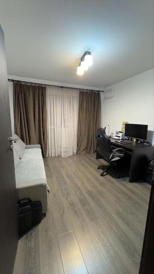 Apartament cu 4 camere semidecomandat în Costin Georgian