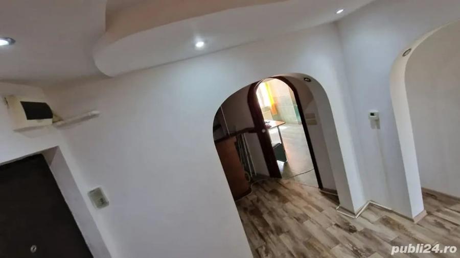 Apartament cu 3 camere decomandat în Aleea Sporturilor