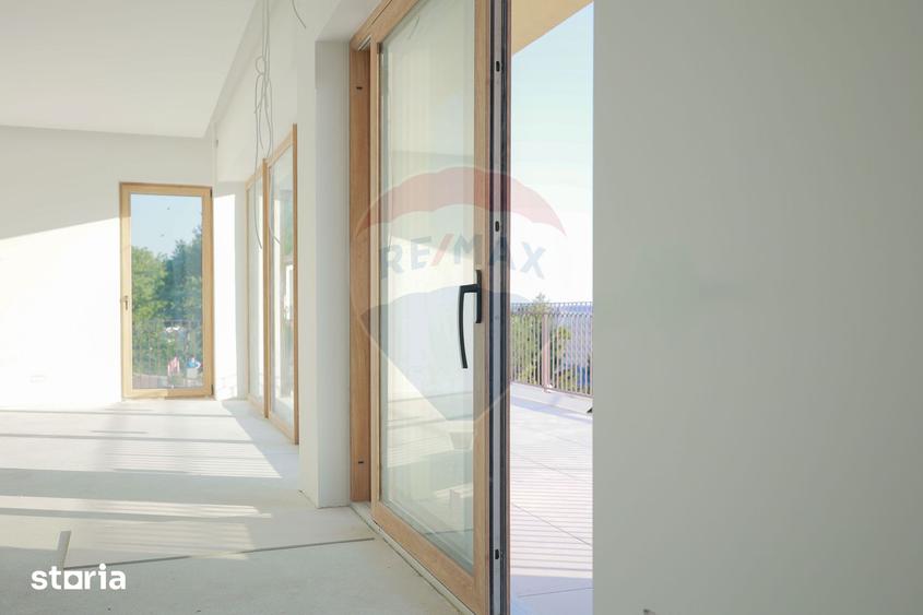 Casă cu 6 camere cu Teren 700 Mp în Iorga