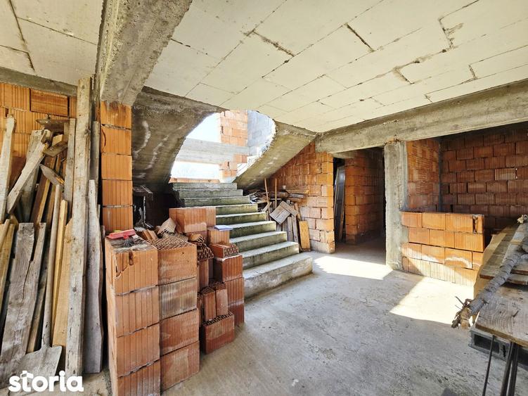 Casă cu 5 camere cu Teren 1079 Mp în Ghioroc
